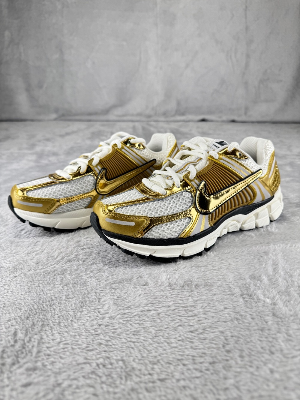 Nike Zoom Vomero 5 Women’s Size 7 White/Metallic Gold HF7723-001 Brand New